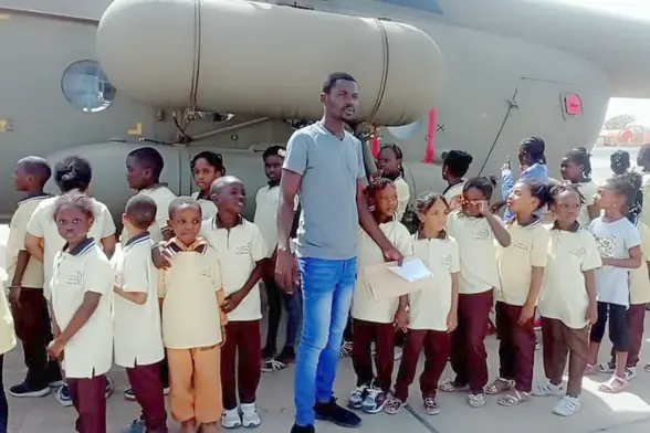 La classe posant devant l'hélicoptère avec son enseignant
