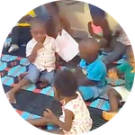 Des tout-petits assis sur le tapis d'éveil de la crèche