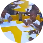 Des enfants du préscolaire au travail autour des tables